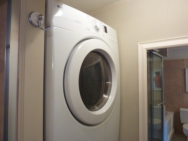Building Photo - 1BR/1BA Penthouse Condo | University Tower...