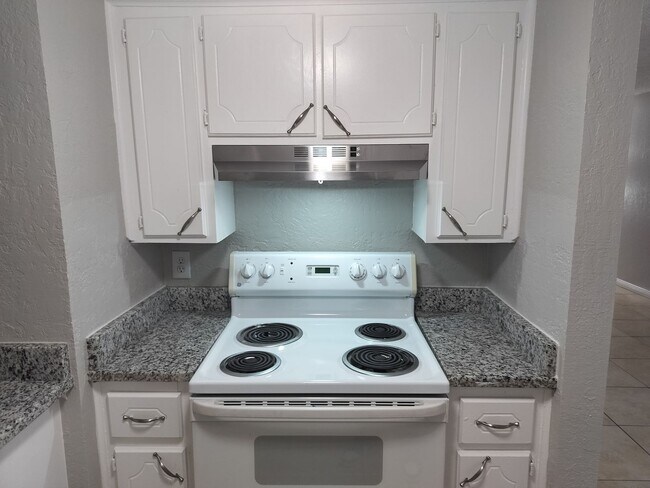 Building Photo - 2 Bedroom 1.5 Bathroom Townhouse with granite countertops and washer/dryer provided
