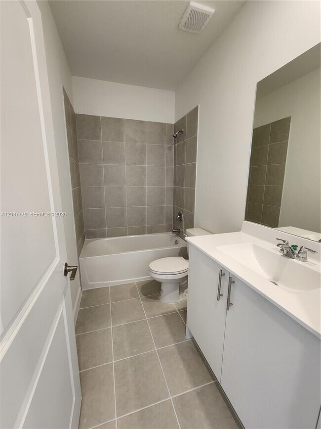 Building Photo - 263 SE 11th Ct