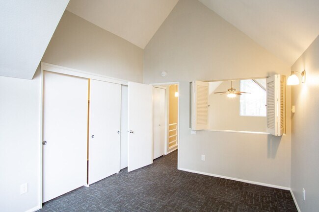Building Photo - Fantastic Lake Oswego 2Bdr w/Fireplace, Dishwasher & W/D + Balcony