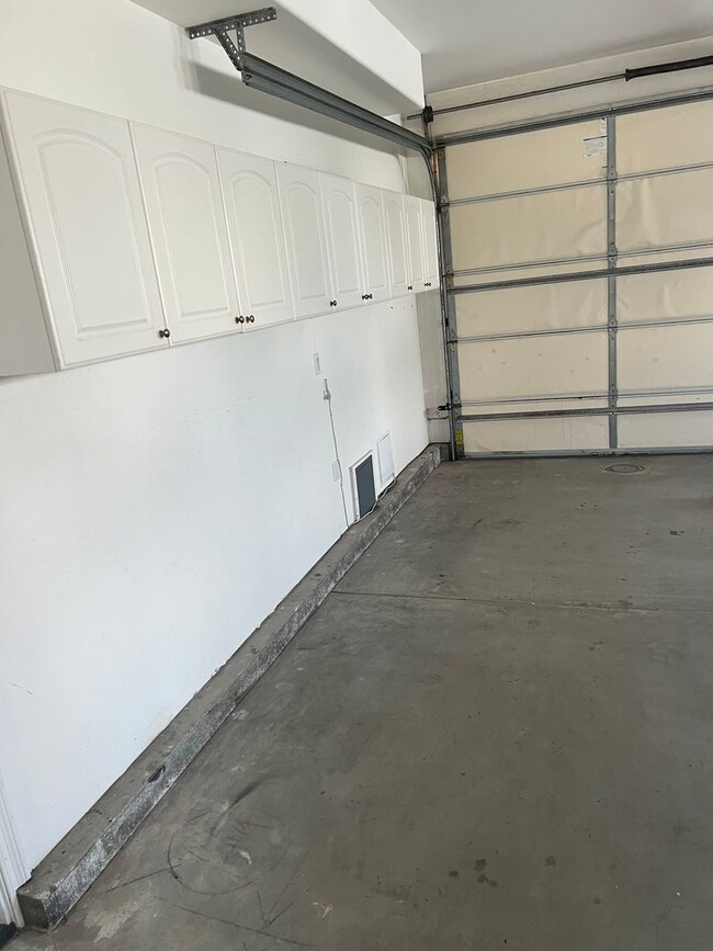 Building Photo - Custom home 1 block to ocean