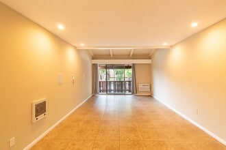 Building Photo - One Bedroom Condo w/ On-Site Parking Near ...
