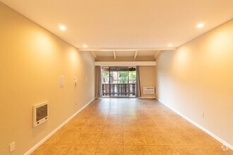 Building Photo - One Bedroom Condo w/ On-Site Parking Near ...