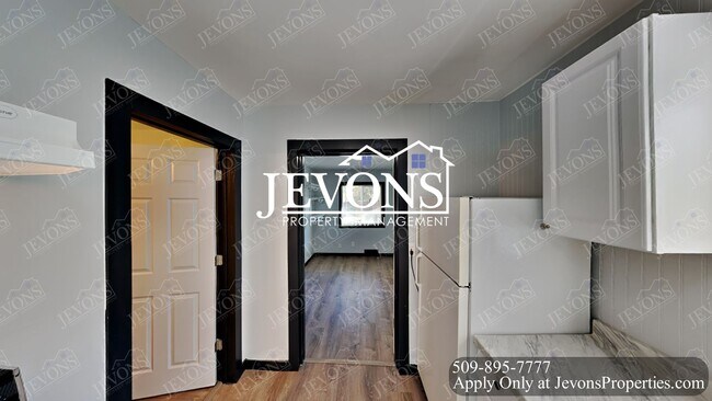 Building Photo - Embrace the cozy charms of this single-family home in Yakima's heart