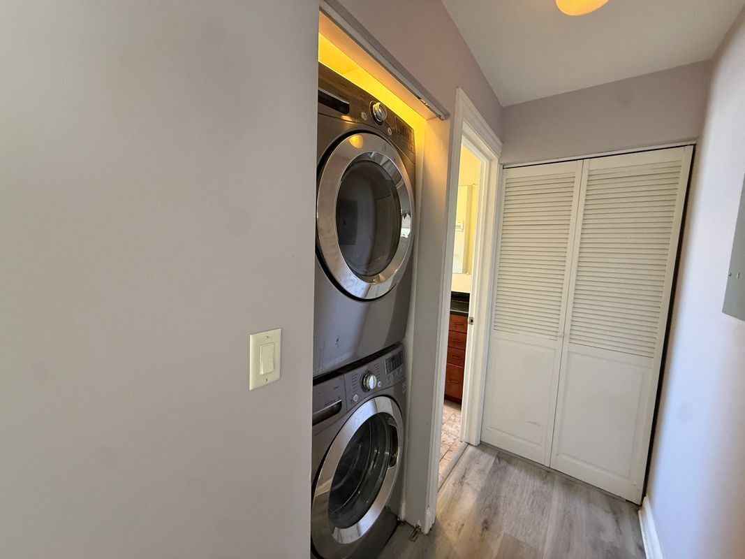 Building Photo - 2452 W Ardmore Ave