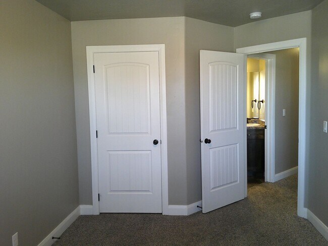 Building Photo - **Move-In Discount** 3 Bed 2.5 Bath -Newer...