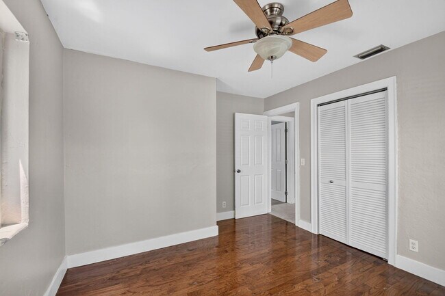 Building Photo - 907 Wright Dr