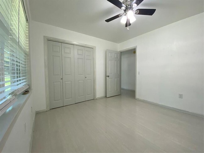 Building Photo - 608 Willow Bend Dr