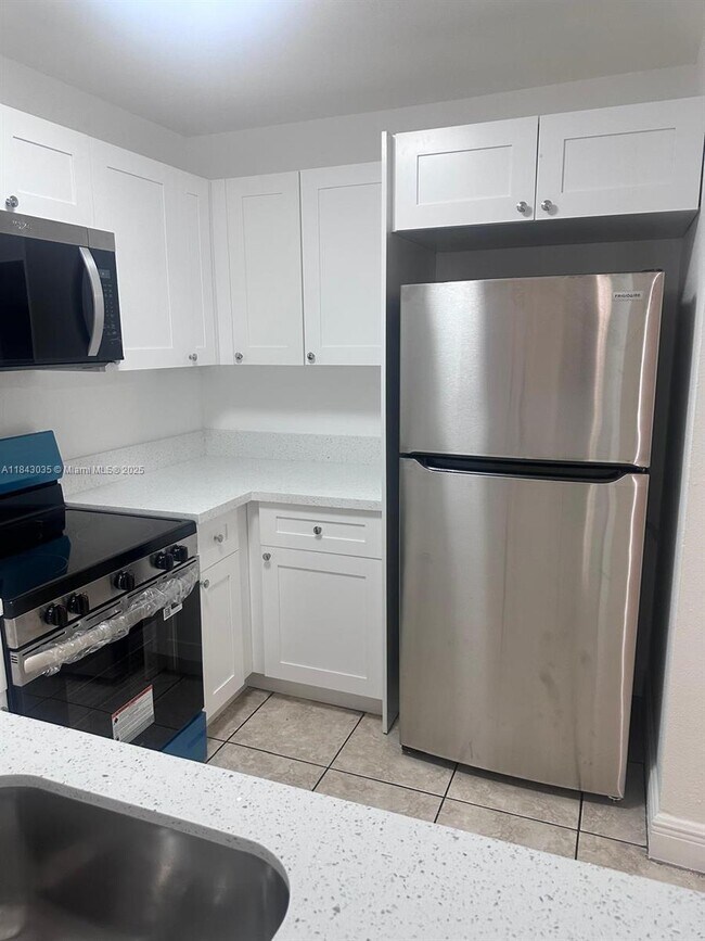 Building Photo - 1095 W 77th St