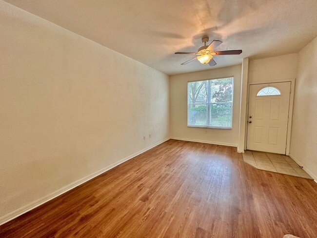 Building Photo - Spacious 2 Bed / 2.5 Bath Townhome in Vict...