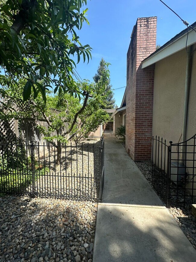 Building Photo - Spacious home in Green Acres coming soon!