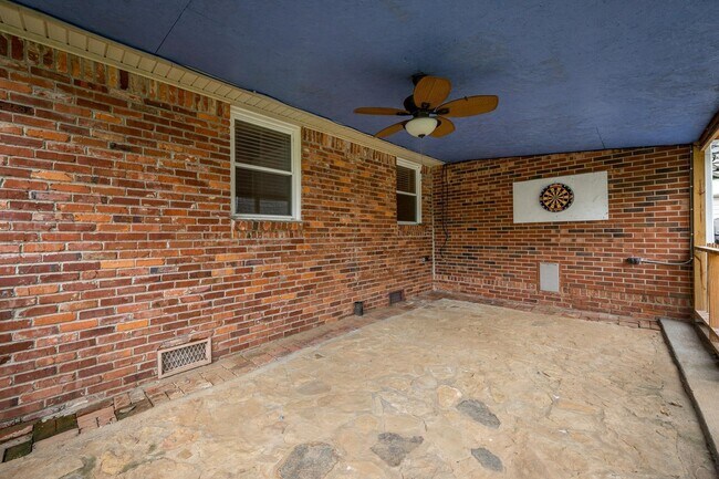 Building Photo - 120 Lake Point Dr