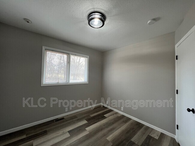 Building Photo - 3805 Maquoketa Dr