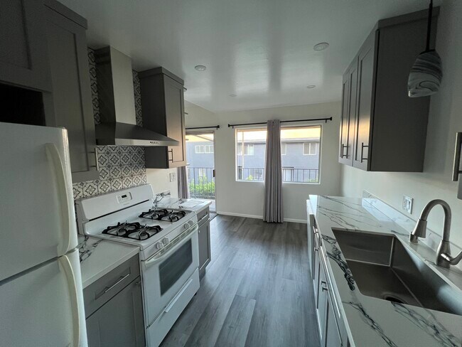 Kitchen Alt. view - 1929 S Barrington Ave