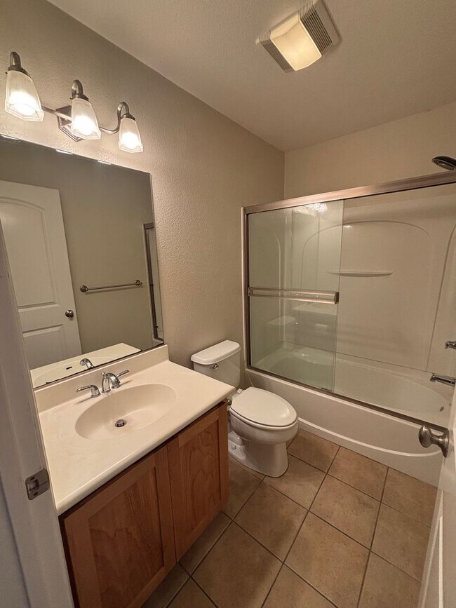 Building Photo - 3 Bedroom 2.5 Bathroom Single Family Home located in Northwest Santa Rosa