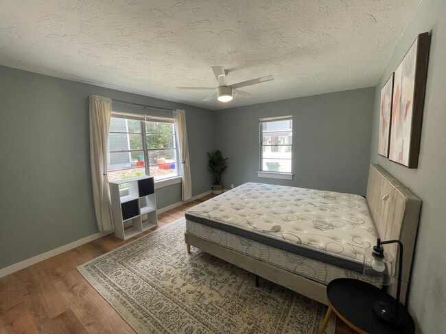 Building Photo - Beautiful 2 Bedroom, 1 Bathroom Apartment in Duckpond Neighborhood