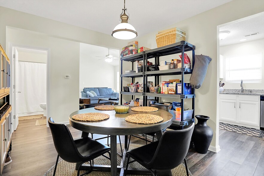 Building Photo - 5549 Wild Horse Dr