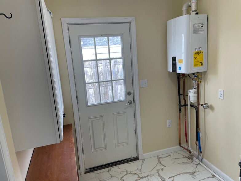 Building Photo - 1574 Montgomery Ave