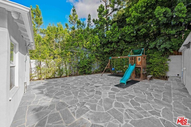 Building Photo - 2036 Hillsboro Ave