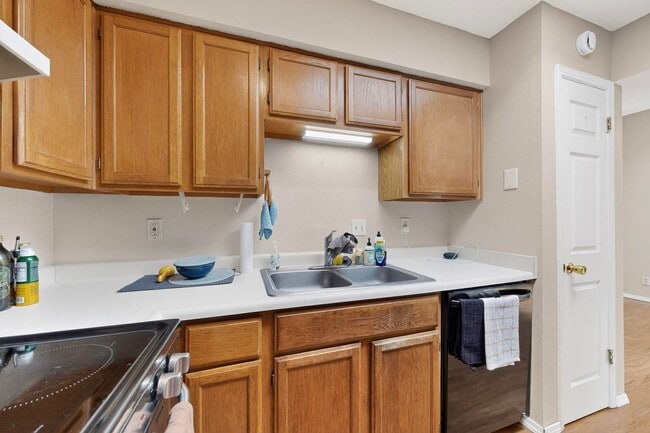 Building Photo - NE 2 Bedroom 2 Bath with Garage