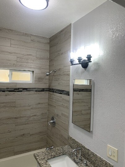 Building Photo - Spacious 2-Bedroom Apartment in Prime Los ...