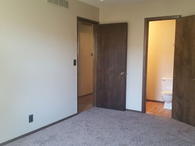 Building Photo - HUGE 4 bedroom 3 bath house for rent