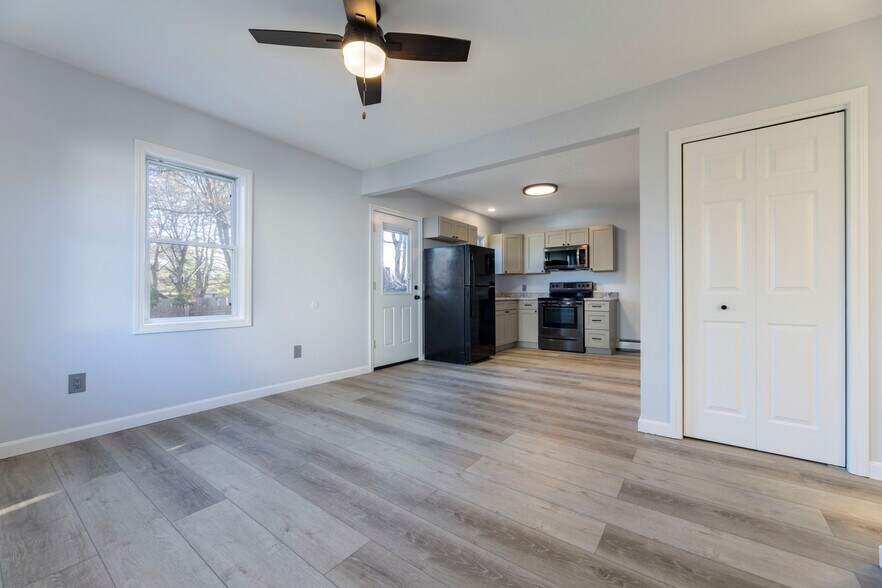 Building Photo - 5 School Ln