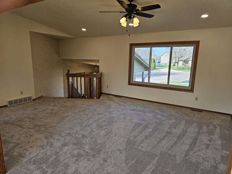 Building Photo - 4601 E Hanna Cir