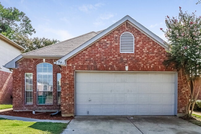 Building Photo - 941 Azalia Dr