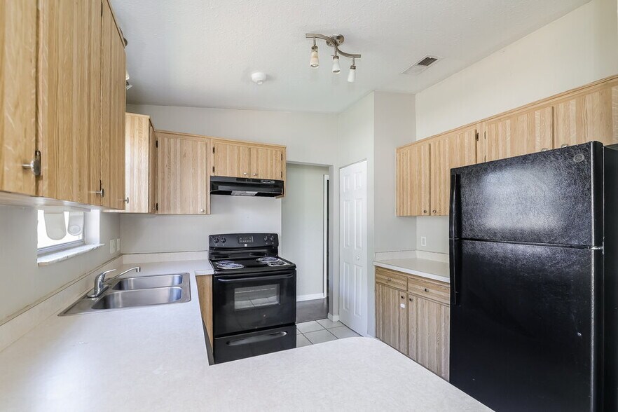 Building Photo - 648 Caribou Ct