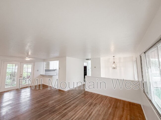 Building Photo - 698 Doren Dr