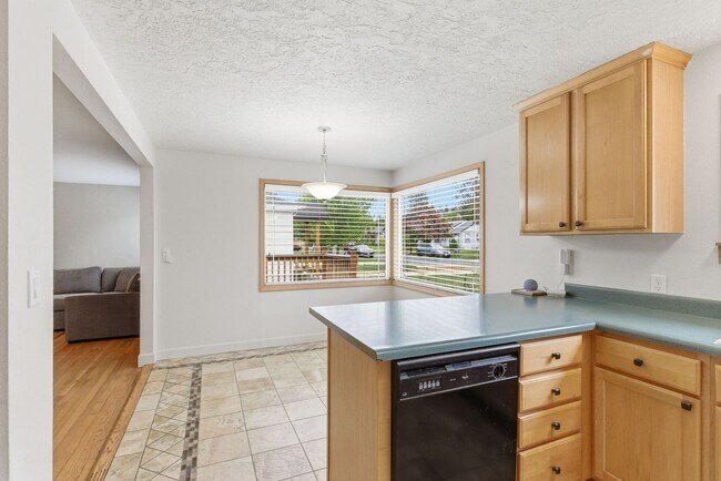 Building Photo - Modern & Cozy Spokane Retreat | Prime Location Near South Hill