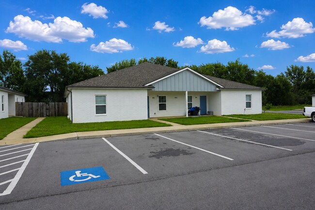 Building Photo - 1796 Riverview Dr