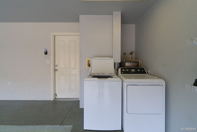 Building Photo - $3700 | 3br/2.5ba Townhome in Fairway's Edge