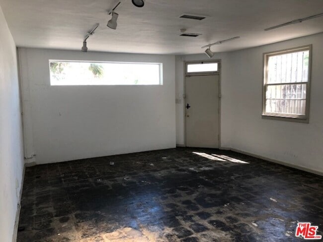 Building Photo - 5422 Washington Blvd