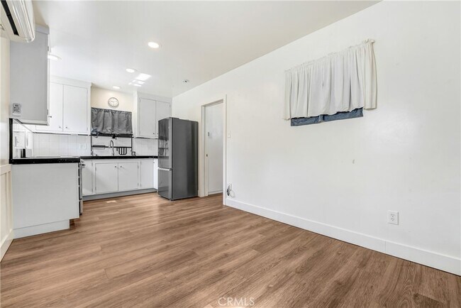 Building Photo - 10918 White Oak Ave