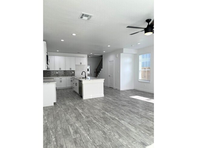 Building Photo - 7710 Darnay Dr