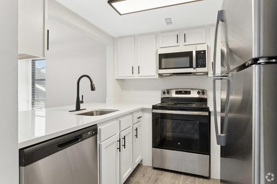 2BR, 1.5BA - 875SF - Kitchen - Bexley Village