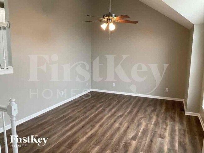 Building Photo - 904 E Madelyn Dr