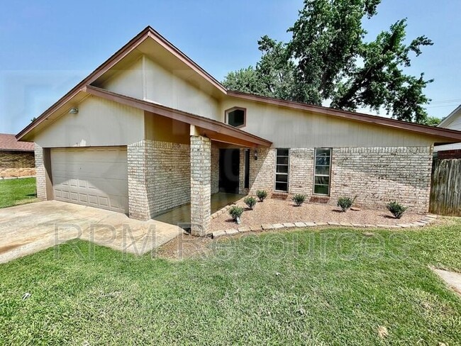 Building Photo - 913 Clear Creek