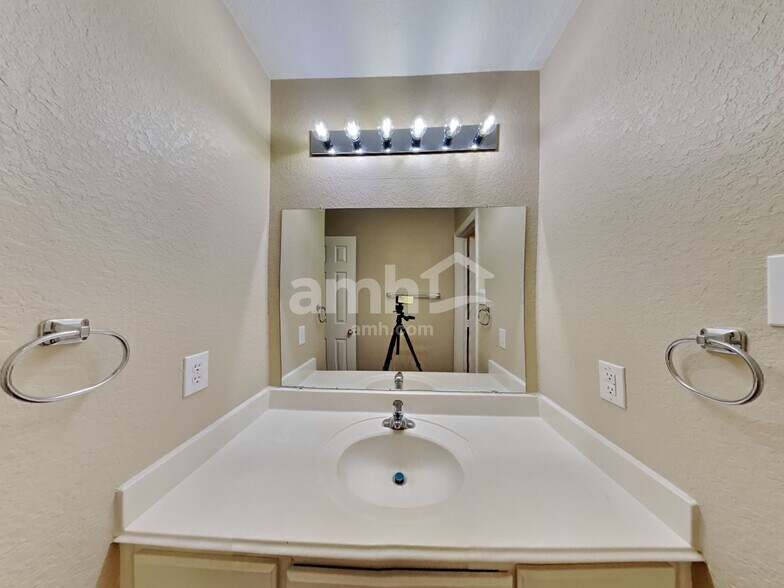 Building Photo - 1627 Buckingham Dr