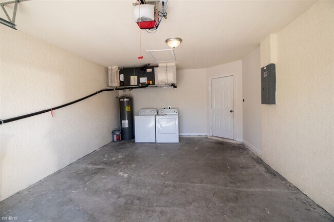 Building Photo - 3 br, 2 bath Duplex - 4623 Skyline Bouleva...
