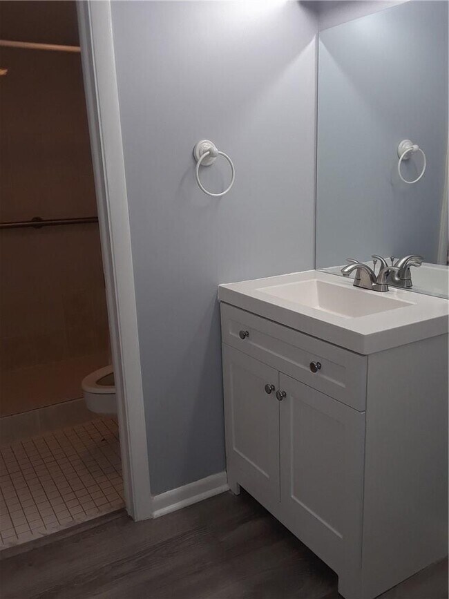 Building Photo - 660 Tennis Club Dr