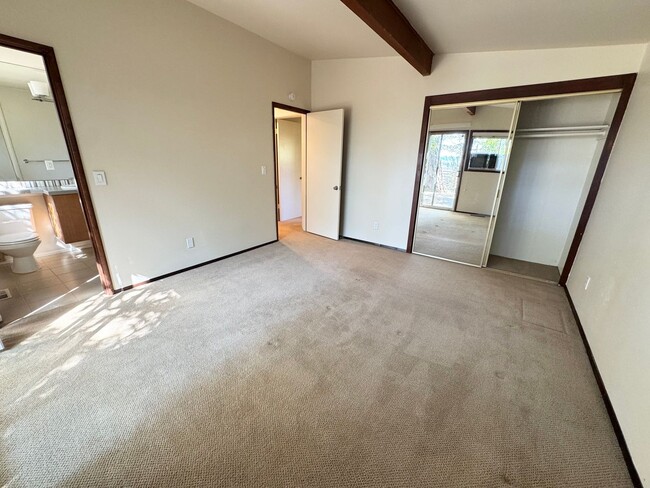 Building Photo - Mid-century modern view 3 bed house on top private drive with view of valley