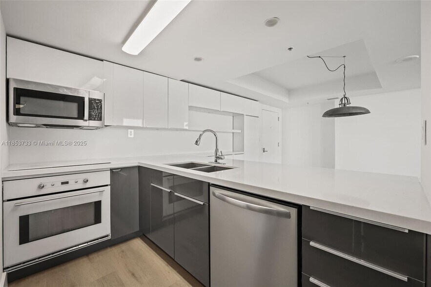 Building Photo - 650 West Ave