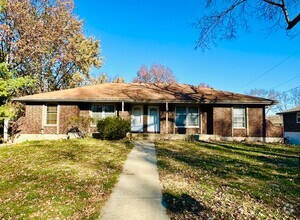 Building Photo - {1809} Spacious Duplex in Great Blue Sprin...