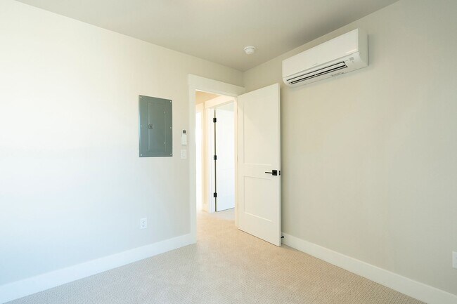 Building Photo - 2 Weeks Free W Approved Application by 08/...