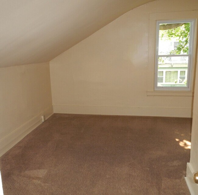 Building Photo - AVAILABLE 6/1/26 - House for Rent Near Sho...