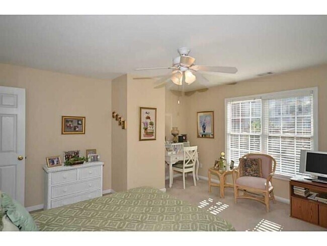 Building Photo - 2803 Stillwater Park Dr NE