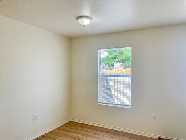 Building Photo - Kamary Lane-15418-15420